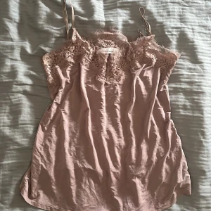 Samsoe Samsoe spetslinne  - Säljer detta så fina spetslinne från samsoe samsoe, köpt för 4 år sedan och använt fem gånger max. Passar större och mindre eftersom man styr banden själv. Skriv privat för fler bilder!!❤️❤️