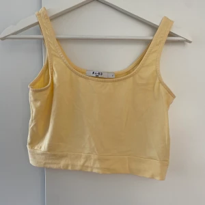 LINNE - Gult linne från NAKD, trevligt material.