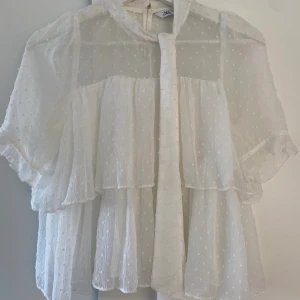 BLUS - Blus från Zara, knytning vid halsen.