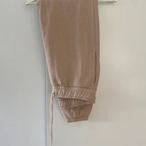 MJUKISBYXOR - Sköna mjukisbyxor från NA-KD. Mjukt material inuti med fickor på sidan.