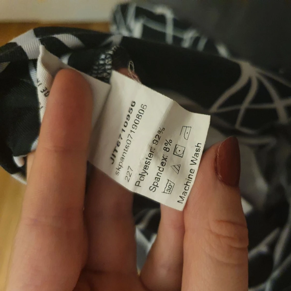 Ett par svart vita tränings byxor som är köpta från shein - 91