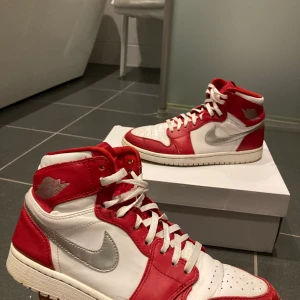 Jordan 1 High Silver medal - Storlek 41 Condition: 6,5/10 Ej original box  Nypris runt 5000kr
