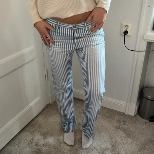Randiga jeans!! - Säljer dessa så snygga jeans i perfekt modell, lågmidjade!! Dom passar mig som har 36 i jeans och är 172 lång❤️