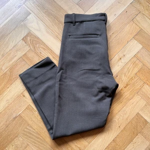 Weekday byxor  - Sjukt snygga byxor från Weekday i olive green färg. Sälja då de inte passade 