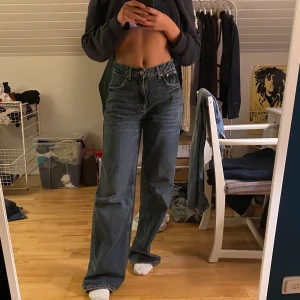 Zara jeans - Säljer ett par helt nya ”super wide leg” jeans ifrån zara då jag beställde två storlekar. De jeans jag bär på bilderna är i strl 36 men de jag säljer är i strl 38. Ascoola baggy jeans, älskar dem!🫶🏼 Skriv privat om ni har frågor!💕