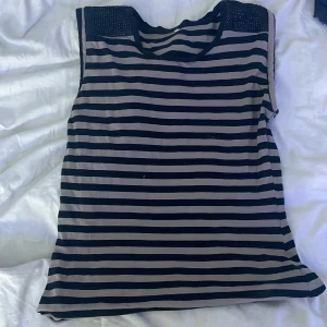 Randigt linne/tshirt - säljer denna jätte söta toppen som jag hittade på second hand men som inte riktigt psssar mig, använt 1 gång<3
