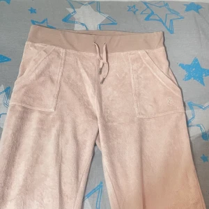 Juicy Couture - Ljus rosa juciy set med annorlunda material än andra, använt 🤍 Passar M/L 