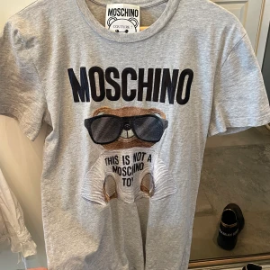 Moschino Couture T-Shirt - Strl S Ordinarie pris 3699 skick 8,5/10 använd ett fåtal gånger och kvitto finns. Öppen för trades  Pm för mer bilder/frågor