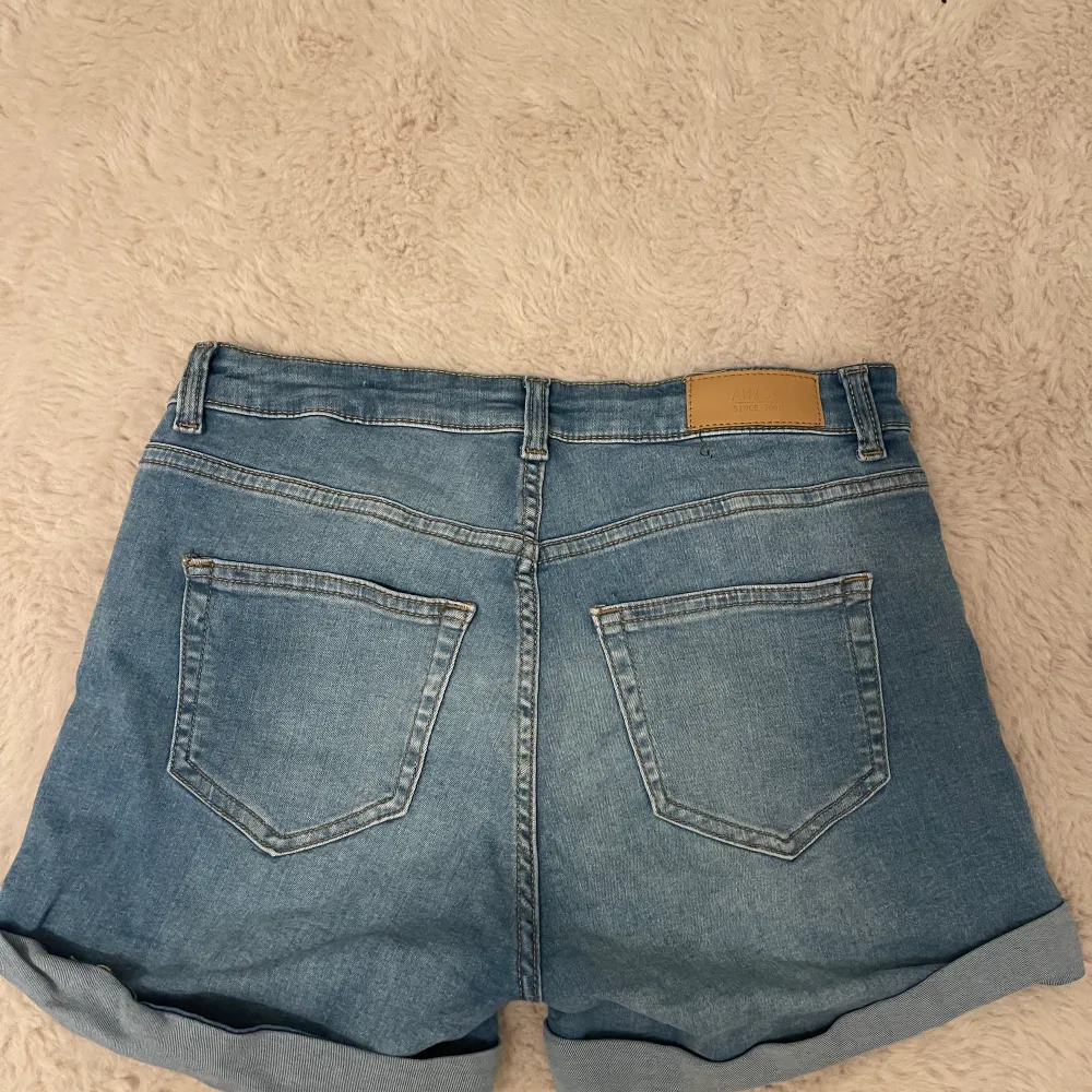 Ett par Amisu jeans shorts! strl 40/M. stretchingt tyg💗  Jag säljer dessa super fina jeansshorts när jag inte använder dem. Har använt , men rätt så nytt skick💕💕 ( mer bilder privat ). Shorts.
