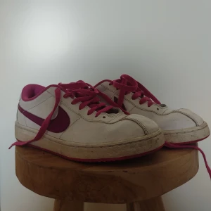 Sneakers Nike - Snygga rosa och vita nikesneakers i storlek 38,5! Tecken på användning finns, därav lågt pris, men inget fel på dem alls! Fler bilder finns <3 (smutsen går enkelt att få bort!)