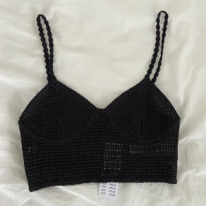 Crochet virkad top - Säljer denna superfina virkade toppen!!! Lappen kvar och helt oanvänd🥳