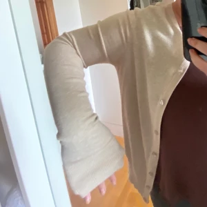 Tröja beige  - Superfin oanvänd beige tröja med knappar🤍🤍💛💛