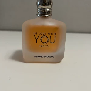 In love whit you frezze  - En intensivt frisk och blommig orientalisk doft.  100ml, ej använd. 