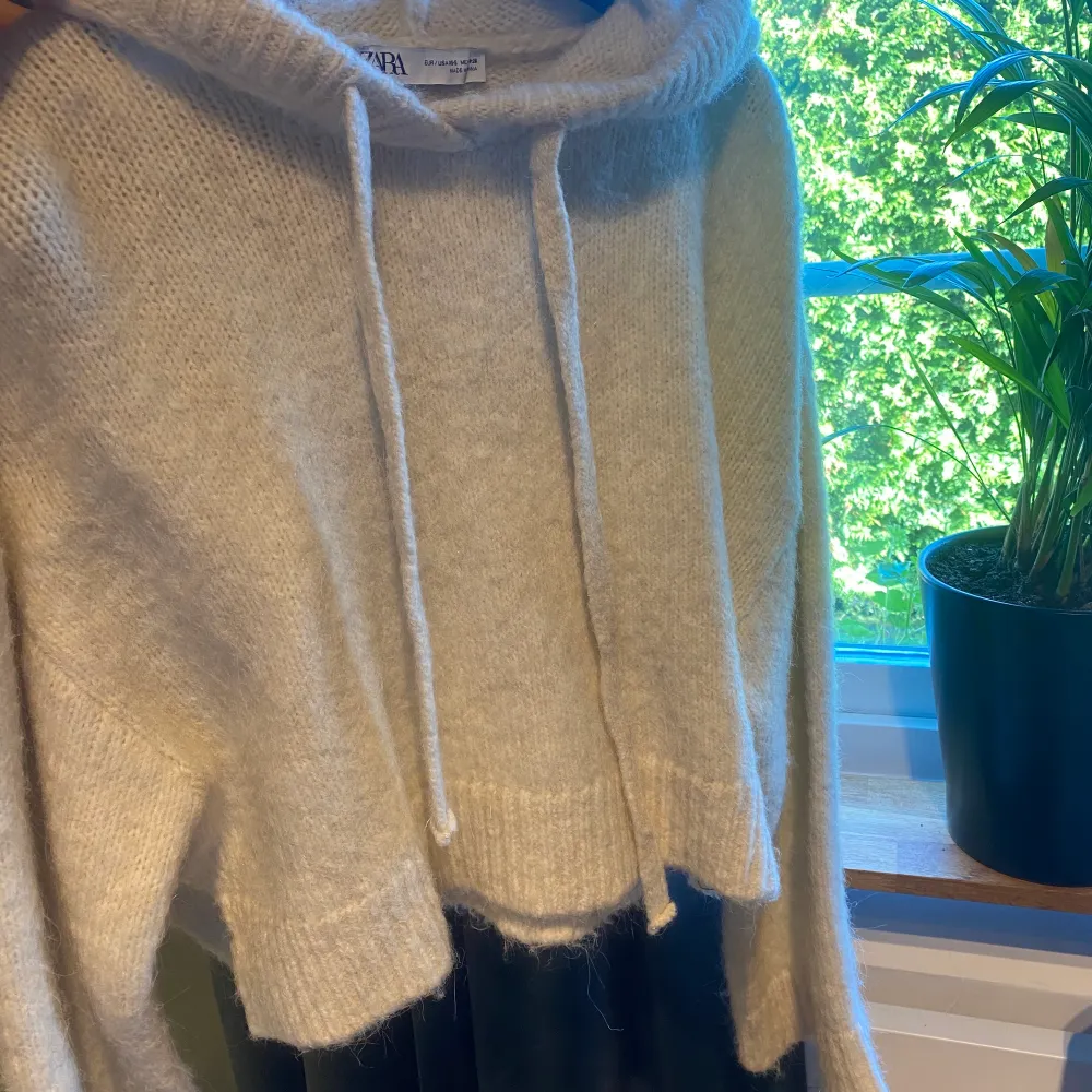 Stickad hoodie från zara, inte använd. Stickat.