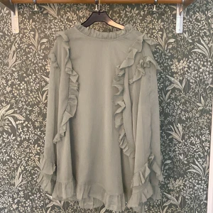 Skjort blus strl 38 - En tunnare skjorta/blus i grönt. Inga defekter.  Fraktkostnad tillkommer 