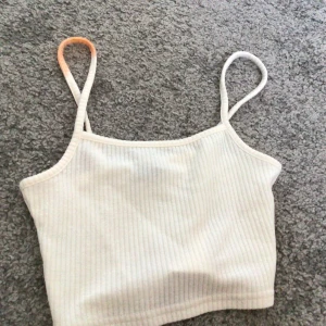 Linne - Linne från h&m med en liten fläck! Säljer den endast för 1kr + 13 kr frakt! 💘