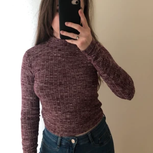 Rosa Polotröja  - En rosa din polotröja köpt från Zalando, vet ej vilket märke den är från pga att lappen är bortklippt🎀💞. Tröjan passar xs-s🫶🏻.