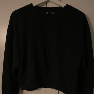 Svart sweatshirt från Zara  - Svart sweatshirt från Zara, skönt material och använd få tillfällen. Storlek M. Modellen är lite av en croppad modell. Men inte magtröja likt men en lite kortare modell