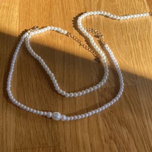 Pärlhalsband från Asos - Två supersnygga pärlhalsband som är helt oanvända från ASOS. Frakt 29-49kr