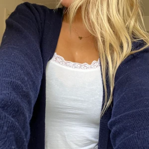 Kofta - Marinblå kofta. Vet ej vart den är ifrån. Väldigt fint skick och bra kvalite på koftan. Sitter oversized. 66kr i frakt som köparen står för💗