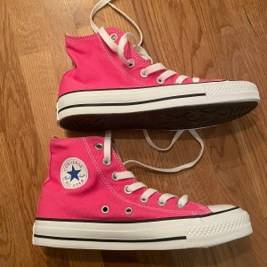 Rosa converse  - Ett par rosa converse som aldrig är använda då dom va försmå.💕 Nypris 700kr