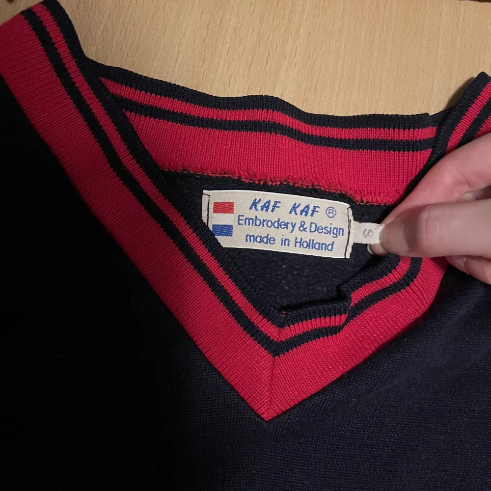 College tröja från embrodery & design i storlek s. Sitter overzised💙❤️. Hoodies.
