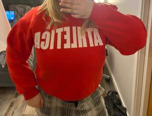 Säljer denna jätte fina röda sweatshirten med trycket ”atnletica”  Super fint skick! Nypris minns jag tyvärr inte! 