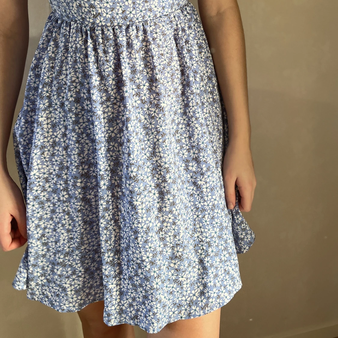 Ljusblå blommig klänning  - 90