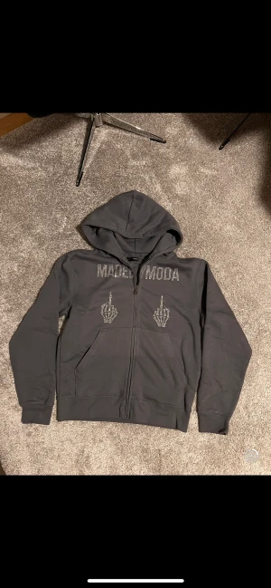 Madebymoda F-YOU zipup hoodie  - Rhinestone zipup hoodie från madebymoda i grå. Köptes för retail: 699kr, nu i skick 9/10. Säljer nu för 400kr