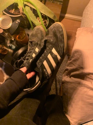 Adidas special - Ett par gammla Adidas Speziale skate skor.               skorna är väldigt använda och är inte i bästa skicket. Ena skon fattar skosnöre. 