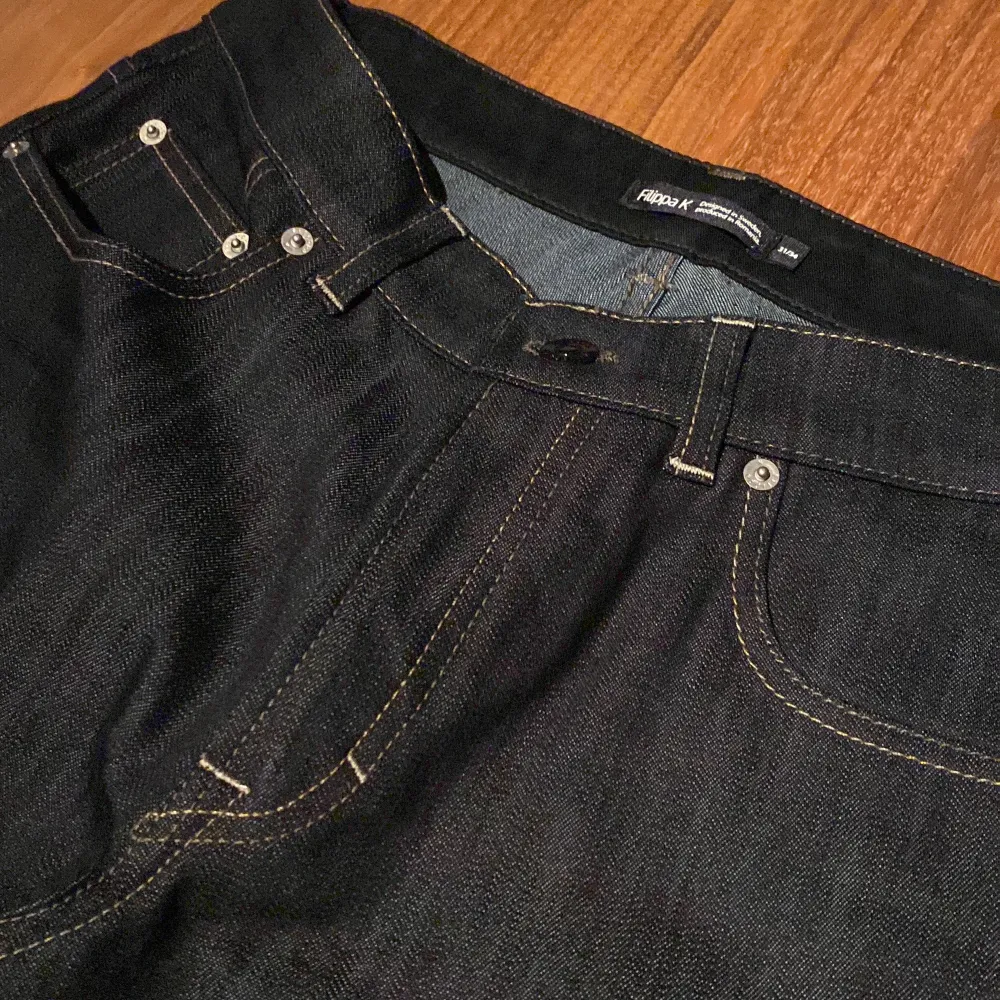Ett par coola jeans från Filippa k. Helt oanvända. Strl 31/34. 🤟🏼🎸. Jeans & Byxor.