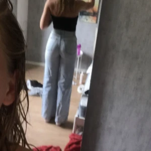 Jeans  - Säljer mina jätte fina jeans då de inte kommer till användning längre. Jeansen sitter tajt i låren men blir lösare längre ner. Har inte liten fläck på baksida lår men syns inte när de är på. Jeansen är i bra skick och sitter jätte fint!