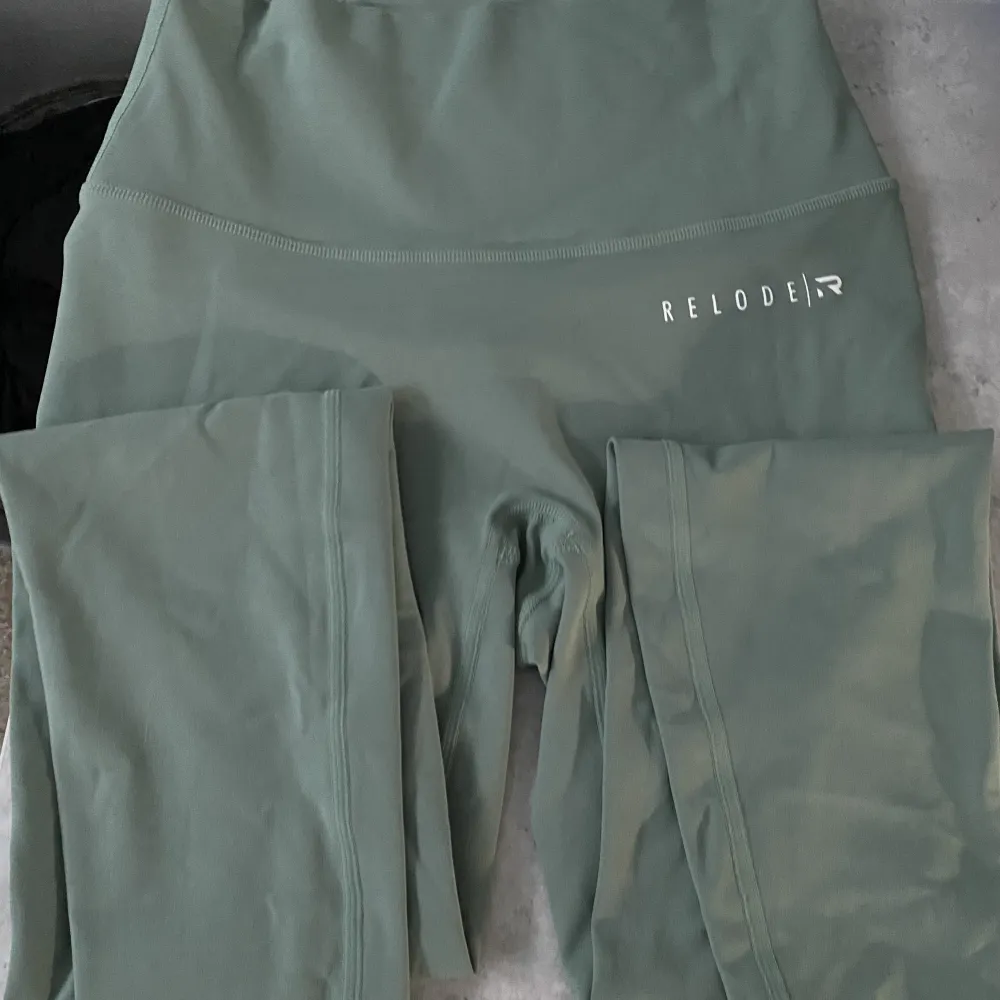 Helt oanvända tights i grön färg i storlek Small från märket Relode. Jeans & Byxor.