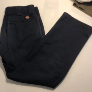 Mörkblåa dickies chinos 874 - Säljer mina straight leg dickies 874 chinos då de är allt för små