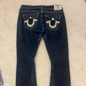 True religion jeans - Säljer mina sjukt fina och unika true religion jeans, dem är bootcut och lågmidjade och sitter sjukt bra! Bara att höra av dig vid frågor! Jag har sytt ut dem där nere till bootcut men ingen som syns! 