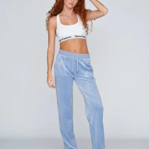 Juicyset - Säljer nu mitt ljusblåa (Della Robia) juicy set. Nästan aldrig använt pga byxorna va lite för korta för mig som är 178. Har storlek M på både koftan å byxorna. Plaggen tvättas självklart innan frakt