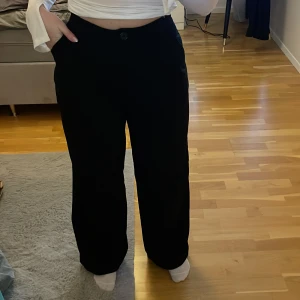 Kostymbyxor  - Svarta högmidjade kostymbyxor som är breda nertill, jag är 163cm