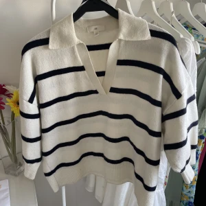 Stickad tröja  - Randig stickad tröja med halv ärm från H&M