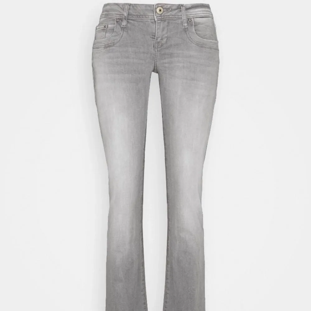 söker ljus grå ltb jeans i storlek 29/30 och ganska bra skick. Snälla kontakta mig om du säljer. Jag kan betala 300-400kr. Jeans & Byxor.