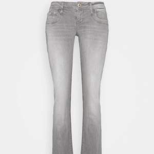 söker ljus grå ltb jeans i storlek 29/30 och ganska bra skick. Snälla kontakta mig om du säljer. Jag kan betala 300-400kr