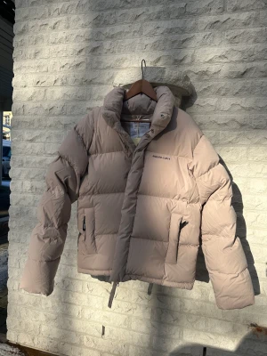 Axel Arigato Halo Down Jacket (M)  - Halo Down Jacket i storlek M från Axel Arigato. Jackan är helt ny och oanvänd. Uttagen från plastförpackningen för fotograferingen.   Nypris 5550kr 