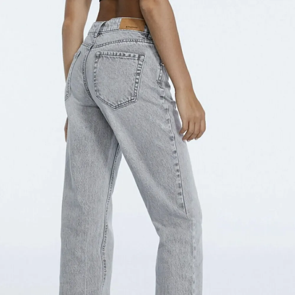 ett par helt nya jeans i storlek 34, tyvärr var dom förstora för mig så säljer dom så snabbt som möjligt ❣️. Jeans & Byxor.