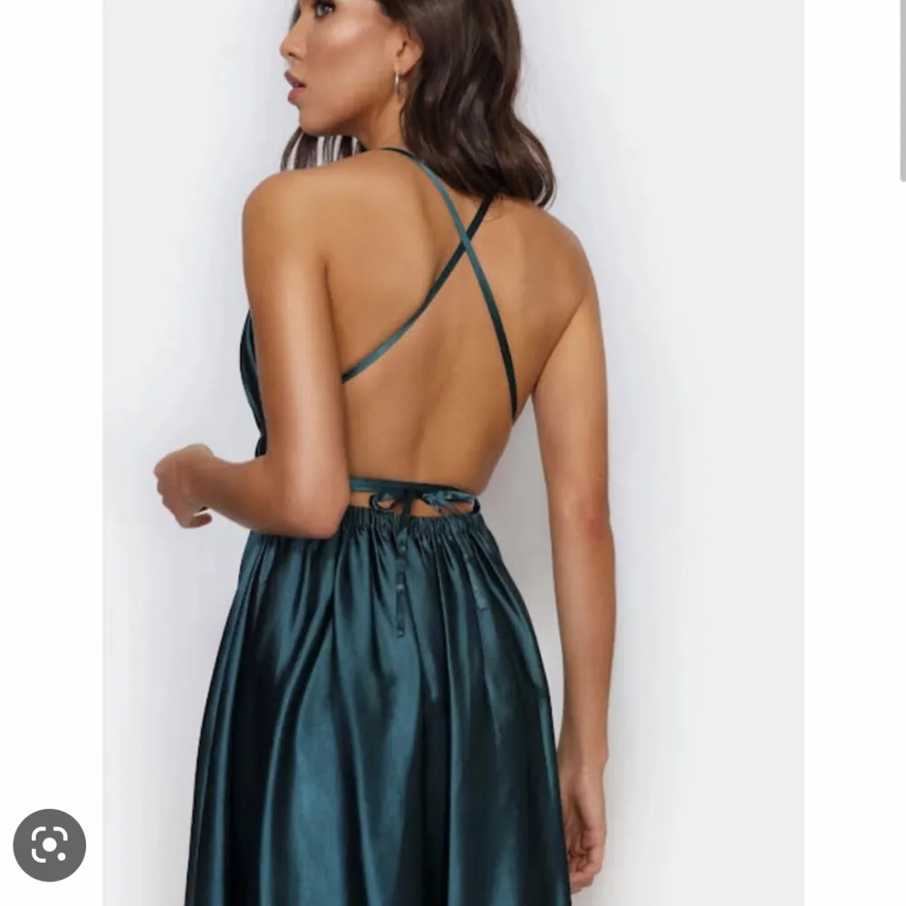 Säljer nu min fina balklänning i en mörk grön färg, som är öppen i ryggen! I storlek 36💕. Klänningar.