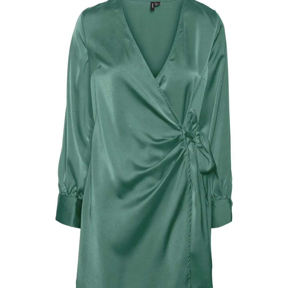 Grön omlott klänning från Vero Moda!  Går att bestämma själv hur tajt den ska sitta så man knyter den i midjan! Använd 1 gång, storlek S.  Nypris :399kr . Klänningar.