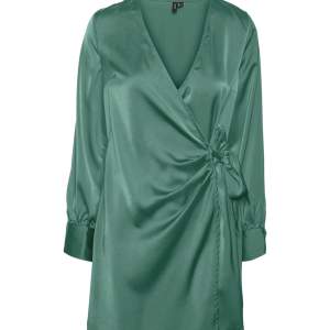 Grön omlott klänning från Vero Moda!  Går att bestämma själv hur tajt den ska sitta så man knyter den i midjan! Använd 1 gång, storlek S.  Nypris :399kr 
