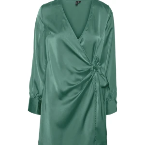 Grön klänning omlott vero Moda  - Grön omlott klänning från Vero Moda!  Går att bestämma själv hur tajt den ska sitta så man knyter den i midjan! Använd 1 gång, storlek S.  Nypris :399kr 