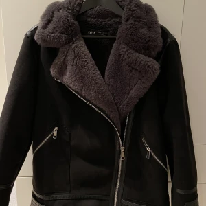 Zarajacka - Säljer denna jacka ifrån zara i fint skick då den tyvärr inte kommer till användning💕