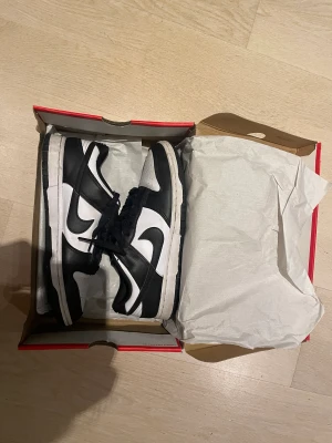 Nike Dunk Low Panda  - Snygga svartvita nike dunks, använda några få gånger men i fint skick. Storlek 43