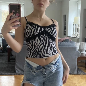 zebra striped tropp - söt topp i bra skick! frakt tillkommer
