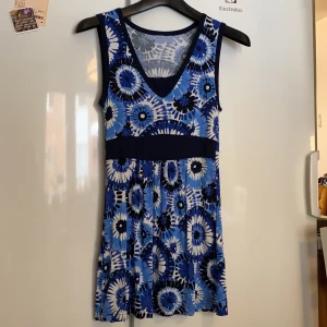 Lingon och blåbär  - Klänning från lingon och blåbär i storlek medium. Lappen är tyvärr bortklippt men i övrigt är klänningen i mycket fint skick. Klänningens längd från nederkant till byst är 65cm. Klänningens längd på baksidan är 80 cm från nederkant till nacke. 